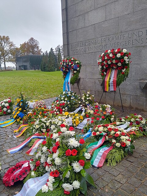 Kränze an der Stele des Internationalen Mahnmals in der KZ-Gedenkstätte Neuengamme