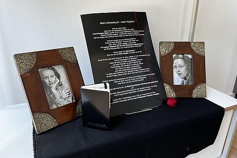 Text und zwei historische Fotografien sind drapiert.