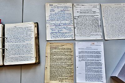 Handgeschriebene Häftlingsberichte liegen auf einem Tisch im Archiv der KZ-Gedenkstätte Neuengamme