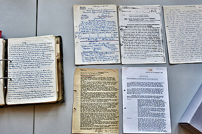 Handgeschriebene Häftlingsberichte liegen auf einem Tisch im Archiv der KZ-Gedenkstätte Neuengamme