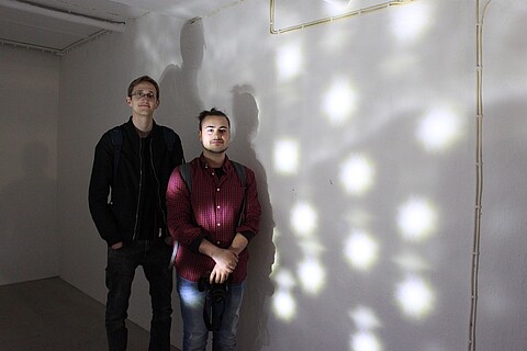 Mika Loog und Jonas Lazzarini vor ihrer Lichtinstallation in der Gedenkstätte am Bullenhuser Damm. Foto: Anne Meyer, 2016  