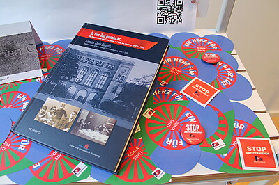 Flyer und Buch zum Thema Deportationen und Erinnerung an die Verfolgung von Sinti und Roma.
