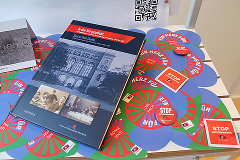 Flyer und Buch zum Thema Deportationen und Erinnerung an die Verfolgung von Sinti und Roma.