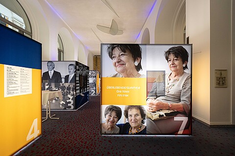 Ein Kubus mit großformatigem Frauenportrait