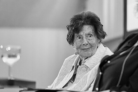 Schwarzweiße Portraitaufnahme einer älteren Dame mit dunklen Haaren, Livia Fränkel, , die nach rechts schaut