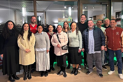 Gruppenfoto mit Teilnehmer*innen des Auftakttreffens am 13. April im Geschichtsort Stadthaus