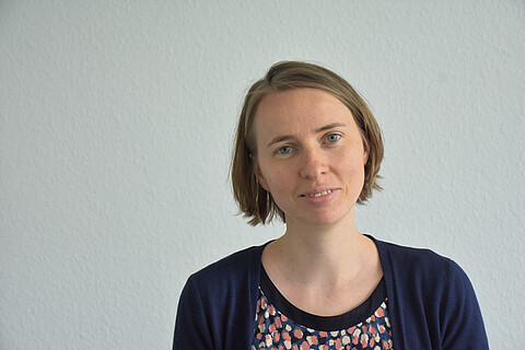 Portraitfoto einer Frau mit kinnlangen Haaren