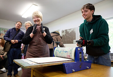 Des proches lors de l'impression dans l'atelier d'imprimerie