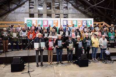 Présentation des affiches par les proches dans l'ancienne briqueterie historique du mémorial du camp de concentration de Neuengamme 