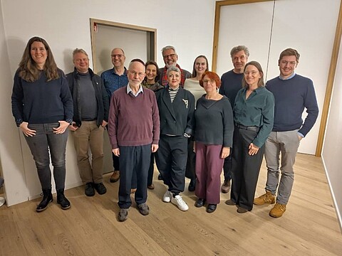 Gruppenfoto mit 12 Personen