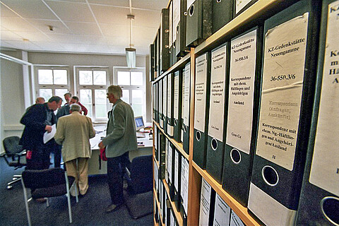 Bild der Recherchegruppe im Archiv, Foto: Michael Kottmeier, 2005.
