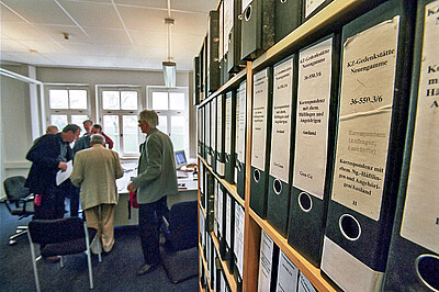 Bild der Recherchegruppe im Archiv, Foto: Michael Kottmeier, 2005.