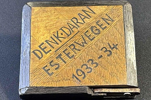 Selbstgefertigtes Zigarettenetui, gelb, mit Schrift "denk daran Esterwegen 1933-34, des Häftlings Reinhold Kröter, um 1934