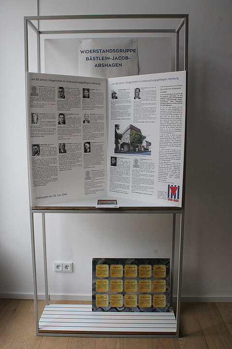 Installation aus Papier und Text.