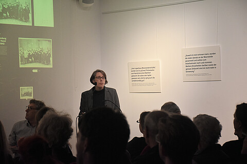 Alina Bothe vom Projekt #LastSeen bei der Präsentation der Fotos am Geschichtsort Stadthaus