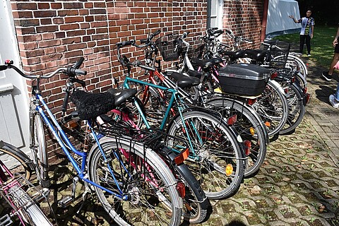 Fahhräder, die vor einem Haus abgestellt sind