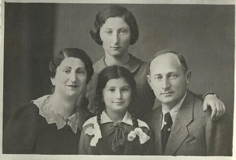 Schwarzweißes Familienfoto mit Vater, Mutter und dazwischen zwei Töchtern