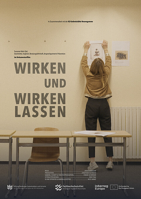 [Translate to English:] Filmplakat „Wirken und Wirken lassen“, tische und eine Perosn, die etwas aufhängt