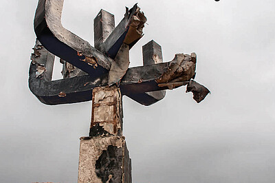 Ausschnitt aus dem Cover der Publikation mit dem zerstörten Menora-Denkmal der Gedenkstätte Drobyzkyj Jar in der Nähe von Charkiw, Ukraine, das während der russischen Angriffe vom 26. März 2022 beschädigt wurde, 27.3.2022. 