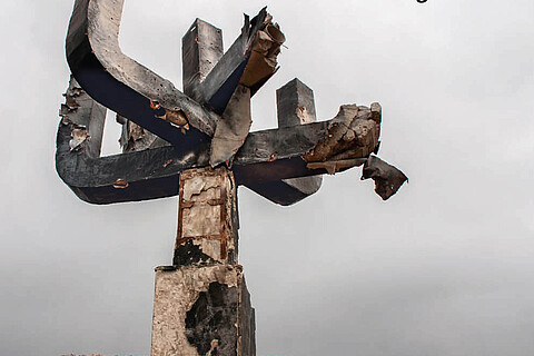 Ausschnitt aus dem Cover der Publikation mit dem zerstörten Menora-Denkmal der Gedenkstätte Drobyzkyj Jar in der Nähe von Charkiw, Ukraine, das während der russischen Angriffe vom 26. März 2022 beschädigt wurde, 27.3.2022. 