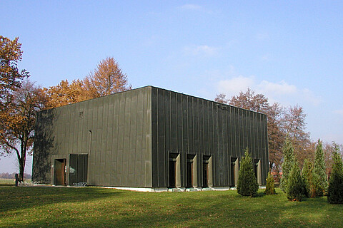 Foto des ehemaligen „Dokumentenhauses“. Heute ist es das „Haus des Gedenkens“. Foto: KZ-Gedenkstätte Neuengamme, 2006. (ANg 2014-467)