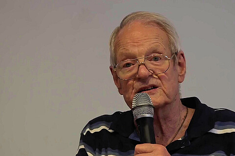 Portraitfoto von Pit Goldschmidt mit Mikrofon