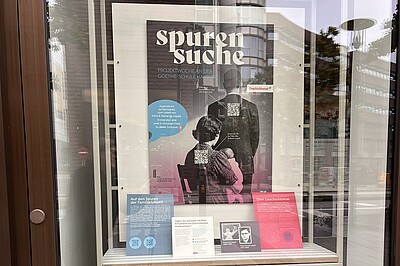 Großaufnahme des Schaufensters mit Ausstellung