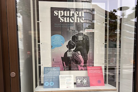 Großaufnahme des Schaufensters mit Ausstellung
