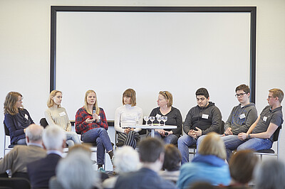 Schülerinnen und Schüler der Ida-Ehre-Schule auf dem Podium beim Forum Zukunft der Erinnerung