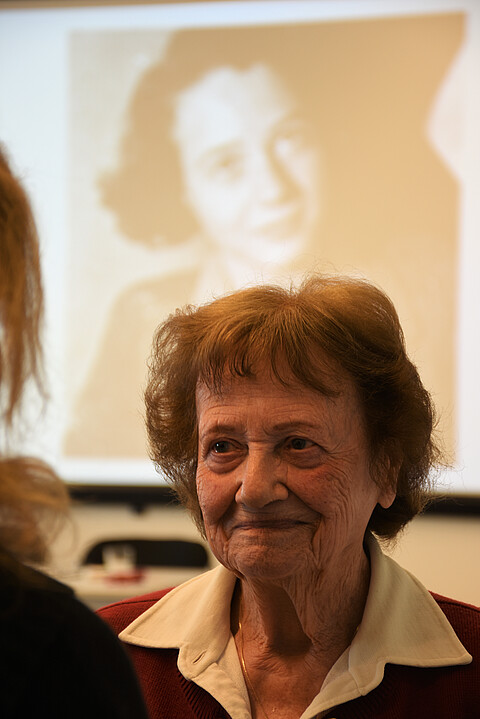 Foto von Edith Kraus im Gespräch
