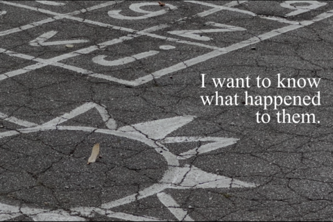 [Translate to English:] Bild einer Kreidezeichnung mit dem Text "I want to know what happened to them