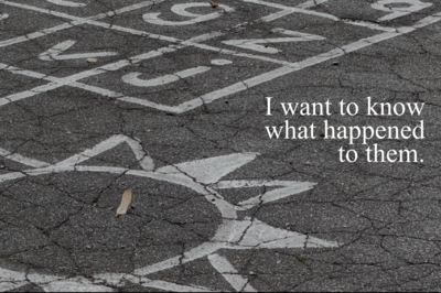 [Translate to English:] Bild einer Kreidezeichnung mit dem Text "I want to know what happened to them