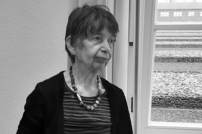 Heidburg Behling an ihrem 80. Geburtstag in der KZ-Gedenkstätte Neuengamme, Schwarzweißfoto als Portrait H