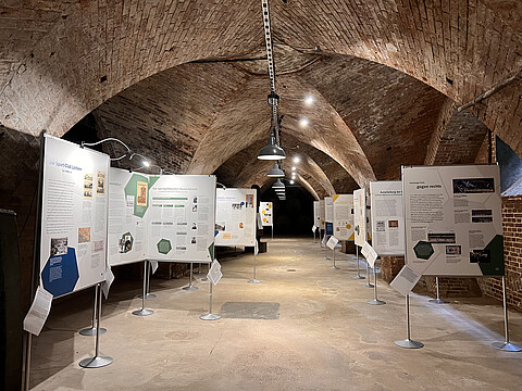 Gemauertes Gewölbe mit Ausstellungstafeln