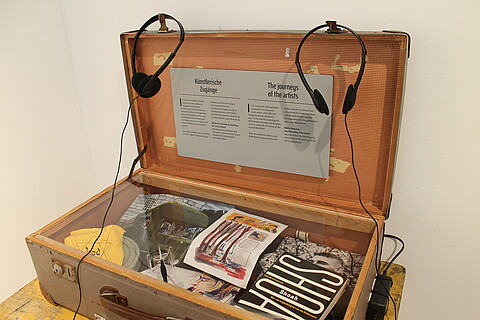 Geöffneter Koffer mit Comics in der Ausstellung