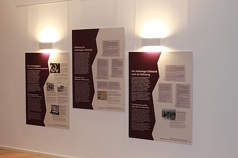 Drei Ausstellungstafeln hängen an einer Wand im "Geschichtsort Stadthaus"