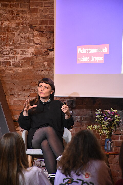 Susanne Siegert spricht über das Wehrstammbuch ihres Uropas.