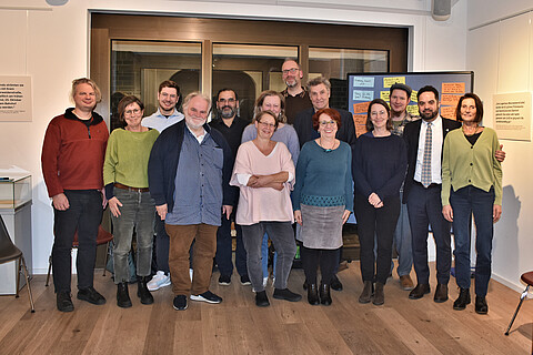 Gruppenfoto mit 14 Personen