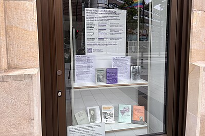 Schaufenster mit Ausstellungsmodul zur Geschichte der Zeugen Jehovas im Nationalsozialismus.