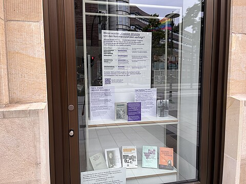 Schaufenster mit Ausstellungsmodul zur Geschichte der Zeugen Jehovas im Nationalsozialismus.